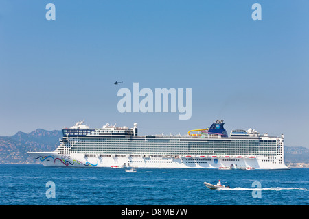 Hubschrauber über der Norwegian Epic in die Bucht von Cannes, Frankreich Stockfoto