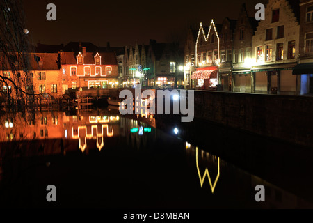 Fluss Dijver, Rozenhoedkaai Bereich bei Nacht, Weihnachtszeit, Brügge City, West-Flandern in der belgischen Region Flandern. Brügge-C Stockfoto