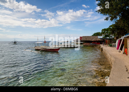 Boote auf dem Meer in der Nähe von Moalboal auf der Insel Cebu, Philippinen Stockfoto