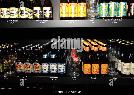 Belgien Bier Wand, Shop Display, Brügge City, West-Flandern in der belgischen Region Flandern. Stockfoto