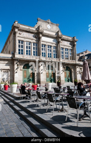Cafe Tische draußen Beziers-Theater an der Spitze der Allee Paul Riquet Stockfoto