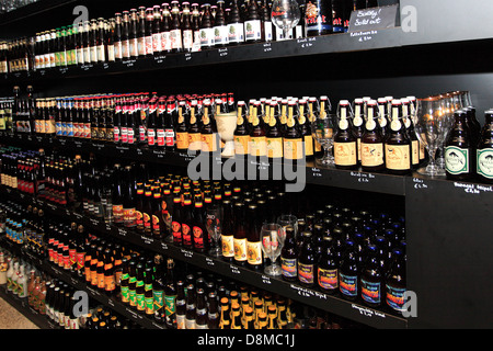 Belgien Bier Wand, Shop Display, Brügge City, West-Flandern in der belgischen Region Flandern. Stockfoto