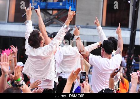 New York, USA. 31. Mai 2013. Die New Kids On The Block auf der Bühne für NBC heute zeigen Konzert mit NEW KIDS ON THE BLOCK, 98 DEGREES und BOYZ II MEN, Rockefeller Plaza, New York, NY 31. Mai 2013. Foto von: Gregorio T. Binuya/Everett Collection/Alamy Live-Nachrichten Stockfoto