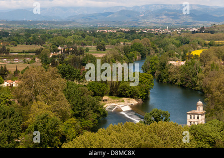 Der Fluss Orb in Beziers in Südfrankreich mit den Hügeln des hohen Languedoc im Hintergrund. Stockfoto