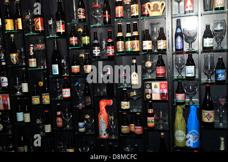 Belgien Bier Wand, Shop Display, Brügge City, West-Flandern in der belgischen Region Flandern. Stockfoto