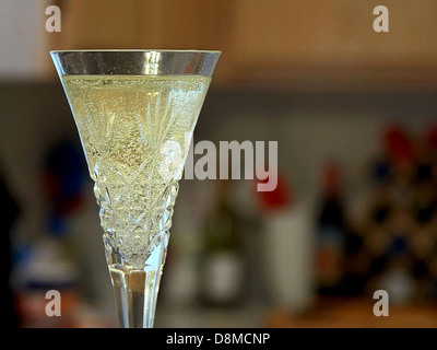 Zwei Sektflöten gefüllt mit prickelndem Champagner, mit aufsteigenden Blasen, die die Eleganz und die feierliche Natur des Getränks in einer festlichen Umgebung einfangen. Stockfoto