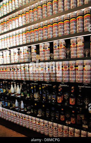 Belgien Bier Wand, Shop Display, Brügge City, West-Flandern in der belgischen Region Flandern. Stockfoto