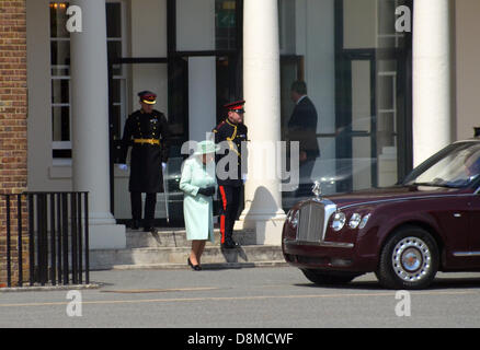 London, UK. 31. Mai 2013. Königin Elizabeth II verlässt Woolwich Barracks London 31. Mai 2013 Credit: JOHNNY ARMSTEAD/Alamy Live News Stockfoto