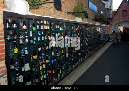 Belgien Bier Wand, Shop Display, Brügge City, West-Flandern in der belgischen Region Flandern. Stockfoto