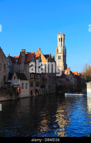 Fluss Dijver und Belfort, Rozenhoedkaai Area, Brügge City, West-Flandern in der belgischen Region Flandern. Stockfoto