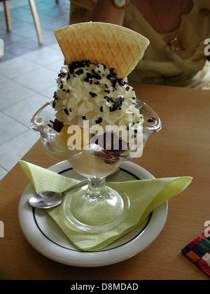 Dieses Bild zeigt ein farbenfrohes Dessert aus einer Vielzahl von frischen Früchten wie Beeren, Melonen und Zitrusfrüchten. Das Dessert wird oft als erfrischende, gesunde Option serviert, die häufig bei Buffets, Partys oder als kleiner Snack zu finden ist. Stockfoto