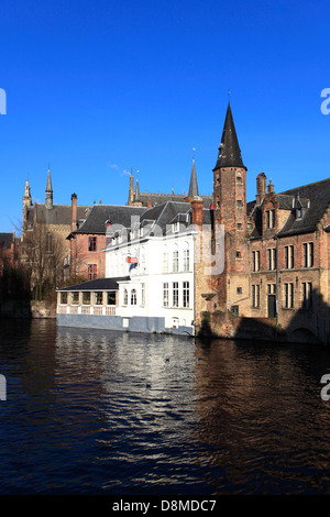 Fluss Dijver, Rozenhoedkaai Bereich bei Nacht, Weihnachtszeit, Brügge City, West-Flandern in der belgischen Region Flandern. Brügge-C Stockfoto