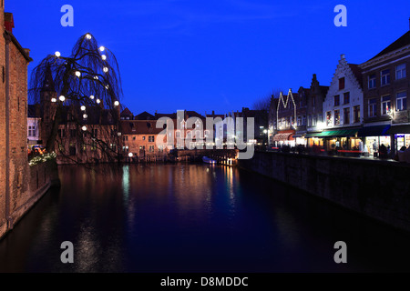 Fluss Dijver, Rozenhoedkaai Bereich bei Nacht, Weihnachtszeit, Brügge City, West-Flandern in der belgischen Region Flandern. Brügge-C Stockfoto