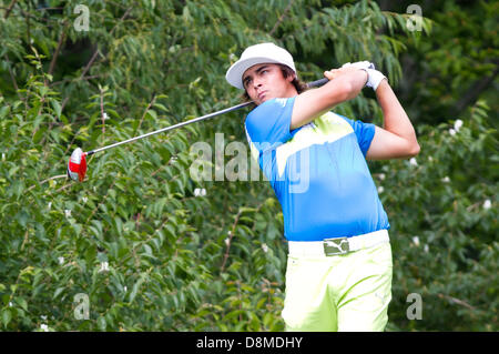 Dublin, Ohio, USA. 31. Mai 2013. Rickie Fowler Abschlag von Loch 18 in der zweiten Runde des The Memorial Tournament im Muirfield Village Golf Club in Dublin, Ohio Credit: Cal Sport Media/Alamy Live News Stockfoto