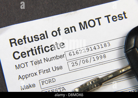 Britische Weigerung eines MOT Test-Zertifikat von VOSA (Fahrzeugführer & Services Agency) im Mai 2013 herausgegeben. Stockfoto