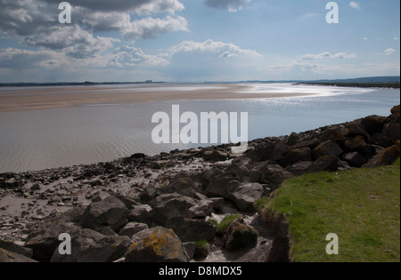 Fluß Severn, Hochwasserschutz, Felsen, Felsbrocken, Rasen Bank, Schlamm, Flechten, Skyscape, blauer Himmel, weiße und graue Wolken Stockfoto