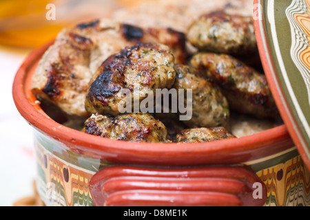 Fleischbällchen in Ton Schüssel, traditionelle Küchen Stockfoto