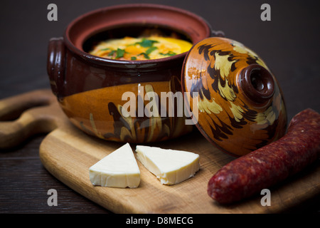 Schmortopf mit Wurst und Käse Stockfoto