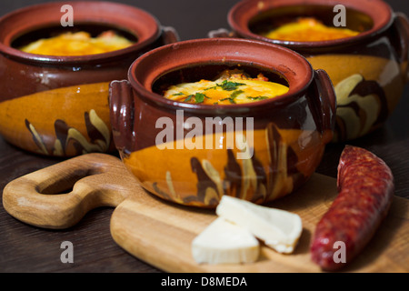 Schmortopf mit Wurst und Käse Stockfoto