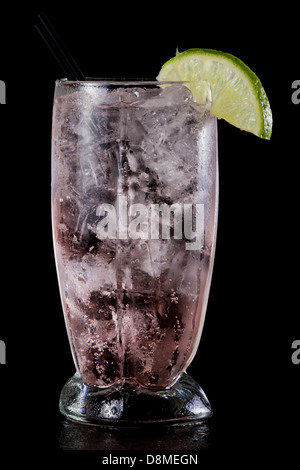 Cocktail, serviert in einem hohen Glas mit Mineralwasser, Wodka und einem Schuss Cranberry-Saft Stockfoto