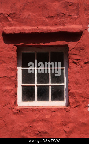 hölzerne Casement-Fenster, alte, inmitten gemalten Mauerwerk/gerendert Wand, sonnig, Schatten, malte Holzfenster Stockfoto