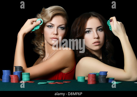 Die schöne Frau mit Casino-chips Stockfoto