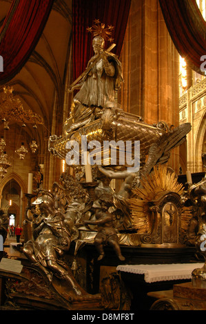 Das barocke silberne Grab des heiligen Johannes von Nepomuk befindet sich im Veitsdom in Prag, Tschechische Republik. Das von Joseph Emanuel Fischer von Erlach entworfene und von Antonio Corradini geschaffene Denkmal wurde 1736 fertiggestellt und enthält zwei Tonnen Silber. Stockfoto