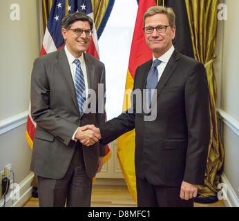 Bundesaußenminister Guido Westerwelle, FDP, Erfurts bin 31.05.2013 in Washington Mit U.S.-Finanzminister Jack Lew Zusammen. Foto: Thomas Imo/dpa Stockfoto