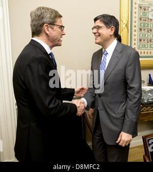 Bundesaußenminister Guido Westerwelle, FDP, Erfurts bin 31.05.2013 in Washington Mit U.S.-Finanzminister Jack Lew Zusammen. Foto: Thomas Imo/dpa Stockfoto