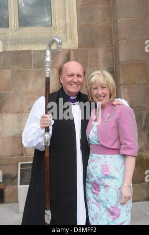 Armagh, Nordirland, Vereinigtes Königreich. 31. Mai 2013. neuer Bischof Ferran Glenfield mit seiner Frau Jean.  Weihe von Pfr. Ferran Glenfield als Bischof von Kilmore, Elphin und Ardagh St. Patricks Kathedrale, Armagh, Nordirland 31. Mai 2013 Credit: LiamMcArdle.com/Alamy Live-Nachrichten Stockfoto