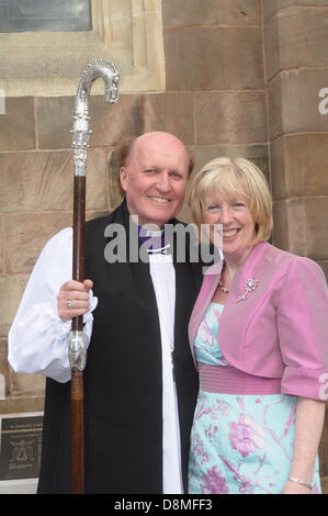 Armagh, Nordirland, Vereinigtes Königreich. 31. Mai 2013. neuer Bischof Ferran Glenfield mit seiner Frau Jean.  Weihe von Pfr. Ferran Glenfield als Bischof von Kilmore, Elphin und Ardagh St. Patricks Kathedrale, Armagh, Nordirland 31. Mai 2013 Credit: LiamMcArdle.com/Alamy Live-Nachrichten Stockfoto