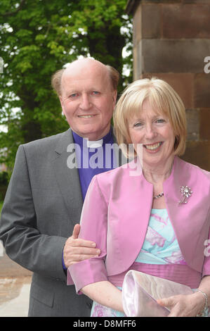 Armagh, Nordirland, Vereinigtes Königreich. 31. Mai 2013. Pfr. Ferran Glenfield und seine Frau Jean Weihe von Pfr. Ferran Glenfield als Bischof von Kilmore, Elphin und Ardagh St. Patrick-Kathedrale, Armagh, Nordirland 31 können 2013 Credit: LiamMcArdle.com/Alamy Live News Stockfoto