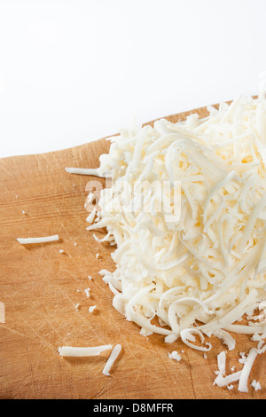 Geriebenen Mozzarella-Käse auf Holz Schneidebrett Stockfoto