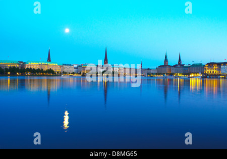 Nacht Schuss von der Binnenalster in Hamburg. Der Vollmond spiegelt sich im Wasser. Stockfoto