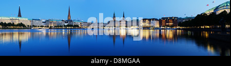 Panorama-Bild der Binnenalster in Hamburg zur blauen Stunde. Stockfoto