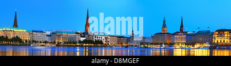 Panorama-Bild der Binnenalster in Hamburg zur blauen Stunde. Stockfoto