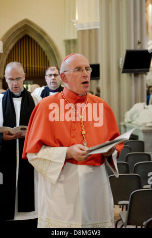 Armagh, Nordirland, Vereinigtes Königreich. 31. Mai 2013. Kardinal Sean Brady, römisch-katholischer Primas von ganz Irland.  Weihe von Pfr. Ferran Glenfield als Bischof von Kilmore, Elphin und Ardagh St. Patricks Kathedrale, Armagh, Nordirland 31. Mai 2013 Credit: LiamMcArdle.com/Alamy Live-Nachrichten Stockfoto
