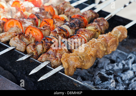 Appetitliches Frischfleisch Schaschlik (Schaschlik) vorbereitet auf eine Grill-Holzkohle, outdor Stockfoto