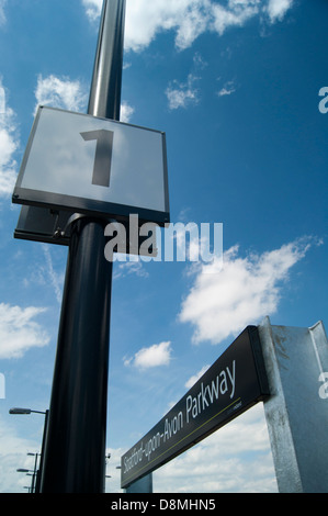 Stratford-upon-Parkway Station Namensschild und Plattform Nummer 1 Zeichen Stockfoto