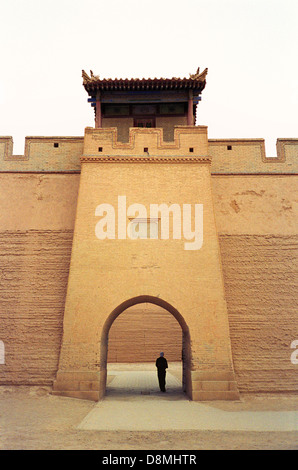 Tor am Jiayu Pass oder Jiayuguan, die im ersten Durchgang am Westende der großen Mauer von China ist von der Ming-Dynastie im 14. Jahrhundert, befindet sich südwestlich von der Stadt Jiayuguan in der Provinz Gansu Nordchina errichtete Stockfoto