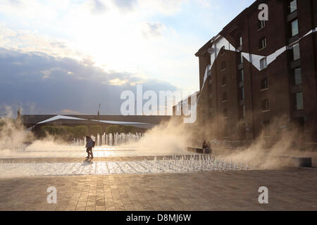 London, UK. 31. Mai 2013. Ein Sommerabend ist auf Granary Square NC1 am Kings Cross vor Central St. Martins School of Art. Menschen genossen das Spektakel von Brunnen und Dampf, Hintergrundbeleuchtung von der Sonne. Bildnachweis: Monica Wells/Alamy Live-Nachrichten Stockfoto