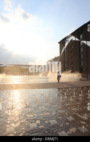 London, UK. 31. Mai 2013. Ein Sommerabend ist auf Granary Square NC1 am Kings Cross vor Central St. Martins School of Art. Menschen genossen das Spektakel von Brunnen und Dampf, Hintergrundbeleuchtung von der Sonne. Bildnachweis: Monica Wells/Alamy Live-Nachrichten Stockfoto