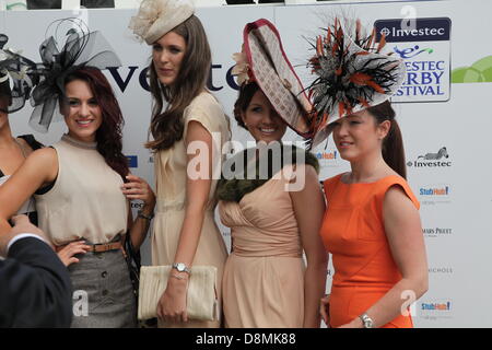 Szene aus dem 2013 Derby Pferderennen in Epsom Downs, Surrey, UK Stockfoto