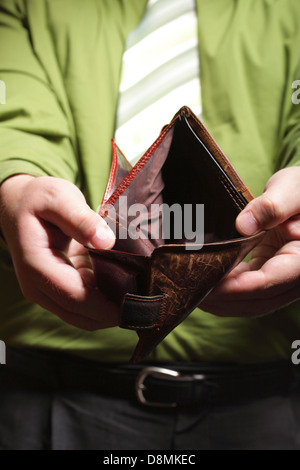 Schlechte Wirtschaft, vertreten durch leere Brieftasche in das Unternehmer Hände Stockfoto