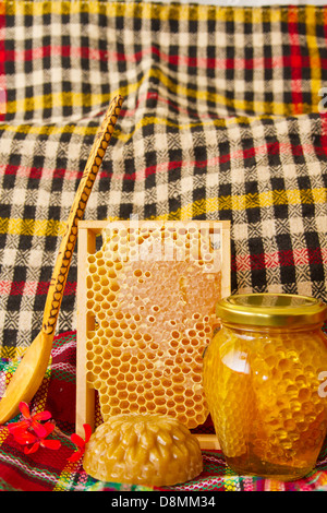 Gläser von Honig und Waben. Honigprodukte Stockfoto