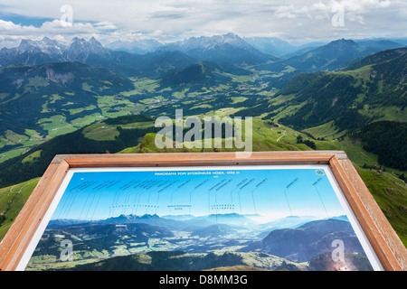 Infotafel und Blick vom Kitzbüheler Horn, Kitzbühel, in der Region Tirol in Österreich, mit Blick auf Deutschland. Stockfoto