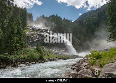 Den unteren Wasserfall am Krimmler Wasserfälle, die höchsten Wasserfälle in Österreich und Zentraleuropa, Krimml, Salzburg, Österreich. Stockfoto