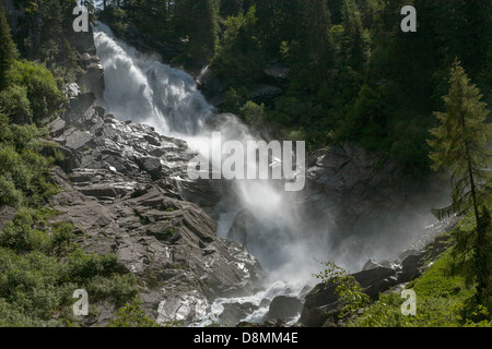 Der obere Wasserfall bei den Krimmler Wasserfällen, die höchsten Wasserfälle in Österreich und Mitteleuropa, Krimml, Salzburg, Österreich. Nebeliges Spray mit Sonne dahinter. Stockfoto