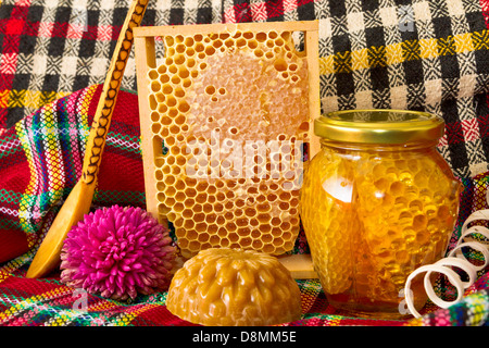 Gläser von Honig und Waben. Honigprodukte Stockfoto