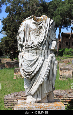Enthaupteten Statue eines römischen Senators in Ostia Antica, der alte Hafen von Rom, Italien Stockfoto
